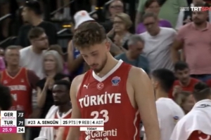 球迷转发申京欧锦赛转身丝滑暴扣！KD评论：与众不同！