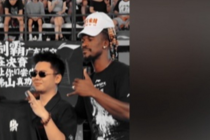 现场观众好像听不懂…揽佬助阵巴特勒中国行 两人互称My man