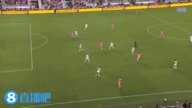 默契十足！梅西全程背对球门，随后脚后跟做球助攻苏亚雷斯