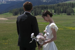 恋情公开！日本国脚佐野海舟与模特结婚，此前球员曾深陷性侵丑闻