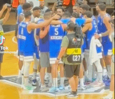 网友热议字母哥疑似掌掴队友：这是在干嘛 对雄鹿不满无处宣泄？