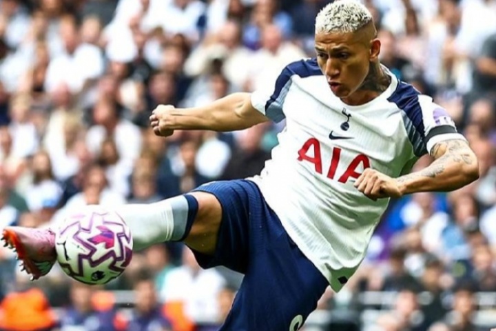 詹俊：巴西国家队似乎边锋人选有点过剩，中锋位置竞争也激烈