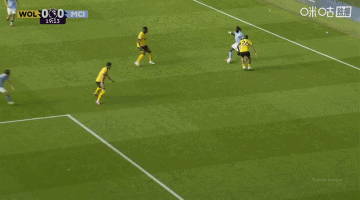 头球还得练练！B席传中，哈兰德空门机会顶偏