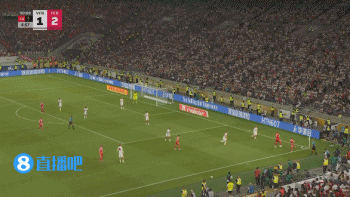 为了冠军补时阶段凯恩角球区跪地护球，遭两人围攻推出场外