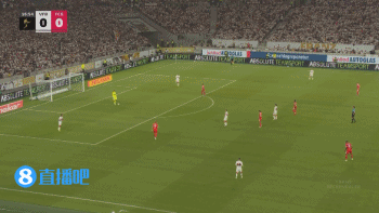 拜仁领先！凯恩远射破门，斯图加特球员解围变助攻