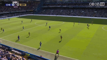 刚上场就有效果！埃斯特旺边路过人突入禁区传中，内托头球没顶正