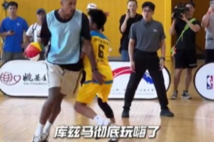 姚基金慈善赛校园公益探访 库兹马和麦克朗用心跟小朋友们玩耍~