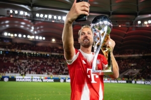 职业生涯第二冠！凯恩社媒晒手捧德超杯奖杯照片