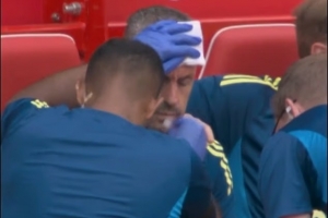 诺丁汉森林助教庆祝进球太激动划破头，缝了六针