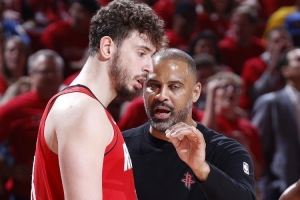 申京：有无数次我差一点拿到三双时 乌度卡就让我下场休息