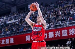 郭艾伦：FIBA比赛这个球太滑了 跟联赛用球的手感不一样