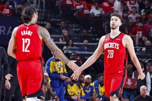 申京：亚当斯打替补一般来讲主力中锋不会开心 但我是个例外