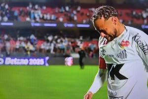 被踢哭！桑托斯遭0-6血洗，内马尔哭着离开球场&用球衣擦眼泪