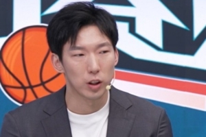 周琦：当你入选12人名单 就是中国男篮目前最好的12人 他们压力大