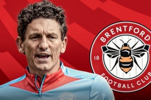 小蜜蜂主帅：对球队上半场表现非常不满，踢英超先得做好基础工作