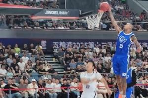 惨遭大帽后愣在原地！邓超逐帧分析视频@库兹马：这是干扰球吧？