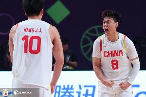 媒体人：澳大利亚打得简单但两套阵容很均衡 咱们一定要相信能赢