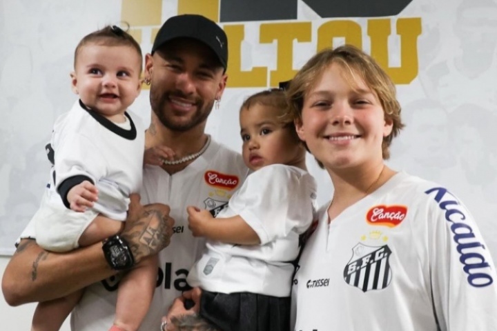 0-6惨败后内马尔痛哭！儿子安慰内马尔：抬起头来，勇敢面对挑战