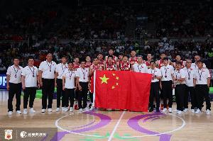 球迷：中国男篮真的天亮了球迷不再一味地指责 雷蒙走心回复