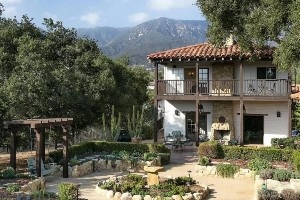 肯达尔-詹娜购置2300万牧场风格庄园 近期社媒晒拉伸照秀身材