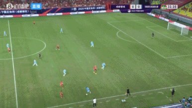 纯个人能力！阿奇姆彭一路带球杀进禁区，一脚抽射击中立柱弹出
