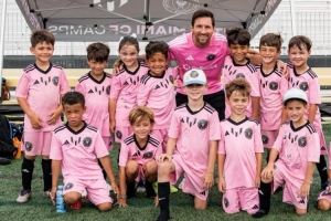 亲和力！梅西出席迈阿密国际青训学院活动，为孩子们签名并合影