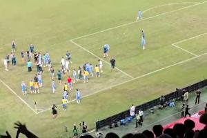 什么情况蓉城vs河南赛后看台冲突，球迷扔水瓶砸中河南队人员