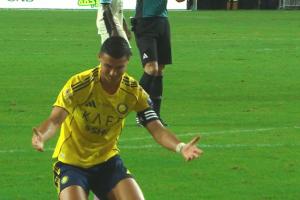 科曼下底传中，C罗大力抽射飞上看台，自己也非常懊恼