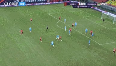 进球无效！莱切特禁区内头球破门，但推人在先被吹进球无效