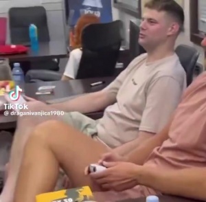 要玩就玩最强的！约基奇在NBA2K里操纵自己