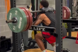 美媒晒小贾巴里-史密斯训练视频：核心&深蹲&推举&阻力跑