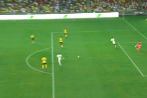 本泽马BUFF利雅得胜利门将出球送礼，本泽马原地断球射门打偏