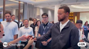 库里试戴实时翻译眼镜 不断感叹：太疯狂了