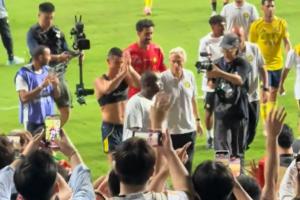 满脸开心！C罗赛后带领全队向球迷谢场，将球衣送给看台球迷