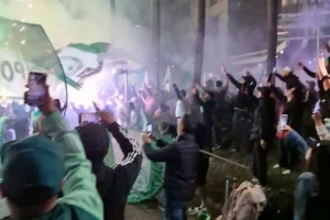 狂热氛围！哥伦比亚球迷在巴西挥舞旗帜、燃放烟花为俱乐部助威