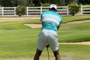 乐福更新度假动态：詹姆斯打高尔夫 挥杆后兴奋大喊