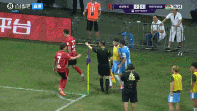 火气上来了！韦世豪向边裁疯狂抱怨，嘴上喋喋不休