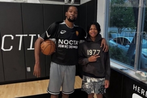 美媒晒杜兰特与球迷合照 左手拇指已无护具 脚相当长