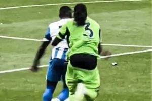 富勒姆球员巴锡边踢比赛边掉裤子，社媒回应：这场我肯定提好裤子