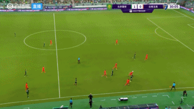 布尔克无球下踢倒法比奥染红，玉昆十人应战！VAR确认红牌判罚！