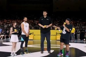 梦幻联动！姚基金与库里品牌公益合作 姚明与库里同框