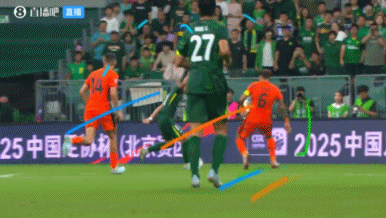 林良铭禁区内倒地，裁判没有表示