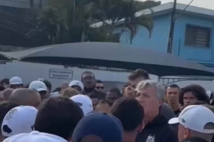 球迷闯入训练场对话内马尔：你是队内明星，你都哭了其他人怎么办