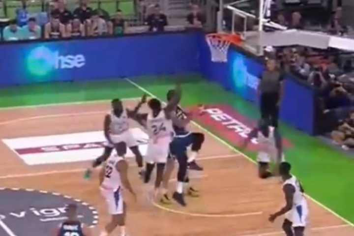 湖人狂喜！东契奇身法轻盈杀进篮下 面对多人包围脑后长眼送妙传