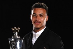 54场14球16助，官方：维拉中场罗杰斯当选PFA年度最佳年轻球员