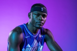 上季出战14场&场均7.6分8.7板 美记：希布韦和爵士续签了双向合同