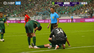 愿无恙！吴少聪无对抗情况下倒地示意受伤，随后被冯博轩换下