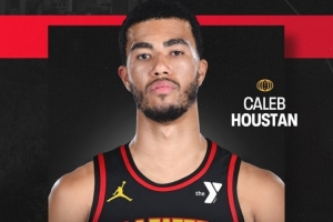 一年合同！老鹰官方：球队签下了前锋凯莱布-休斯坦