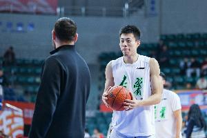 媒体人：即便目前在伤势恢复中 张镇麟肯定还是有顶薪能力的球员