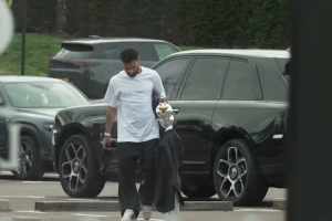 载誉而归！萨拉赫手拿PFA最佳奖杯回到俱乐部